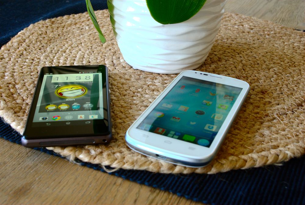 Her er Blade Q sammenlignet med Sony Xperia Z1 Compact. Vi ser at skjermen i sistnevnte, som er en dyr toppmodell, er vesentlig klarere.