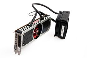 AMD Radeon R9 295X2, komplett med egen radiator.