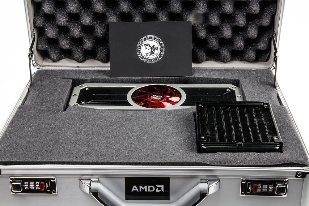 Et dobbeltkjernet Radeon-kort, komplett med både vifte og radiator, pakket i metallkoffert – en kunne nesten begynne å lure om AMD har fått noen tips fra Asus sin ROG-avdeling?