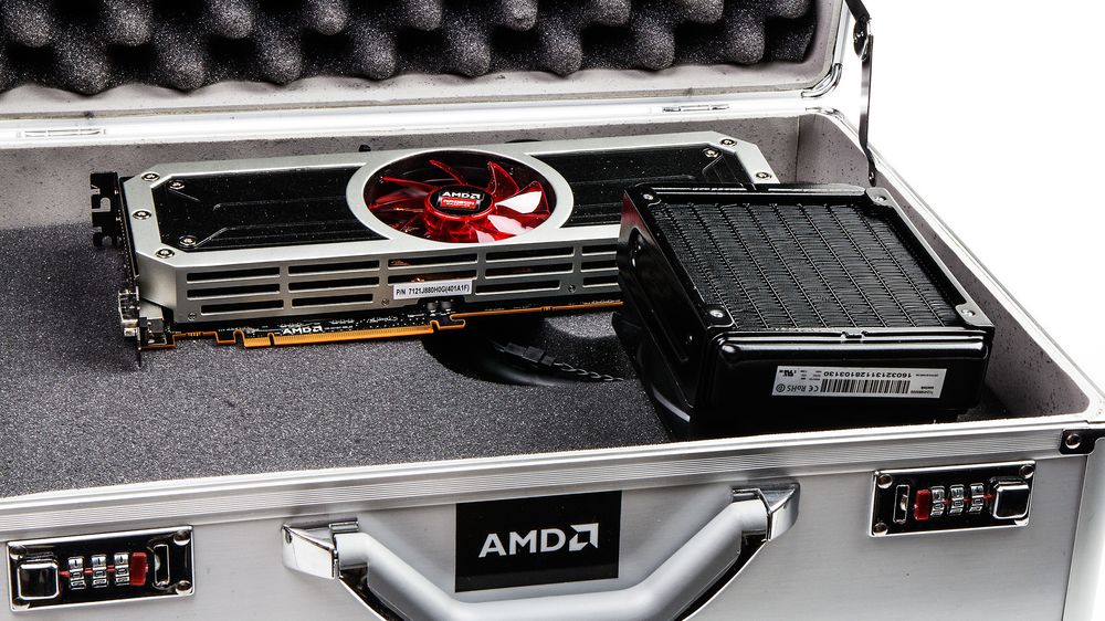AMD Radeon R9 295X har en av de mest forseggjorte kjøleløsningene et referansekort har hatt, uavhengig av merke. Det tipper vi at trengs, så varm som vi vet at hver av de to kjernene blir.