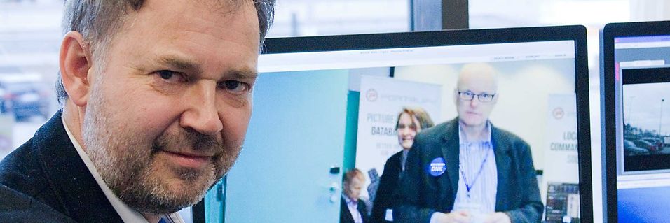 Harald Skinnemoen i Ansur leverer et system for kontrollrom der det er mulig å hente inn detaljer i bildene i høy oppløsning. Litt vanskelig å se på dette bildet, men partiet rundt brillene på bildet i bakgrunnen av Hans Petter Naper i Nødnettet har en helt annen oppløsning enn resten av fotografiet.