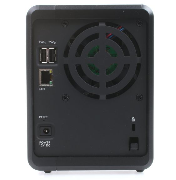 Baksiden på Zyxel NSA325 v2.