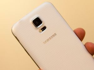 Den perforerte baksiden på Samsung Galaxy S5 er blitt sammenlignet med et plaster.
