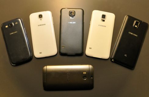 Fra venstre; Galaxy S3, Galaxy S4, Galaxy S5 i to ulike farger, og Galaxy Note 3. Nederst - utfordreren One (M8) fra HTC.