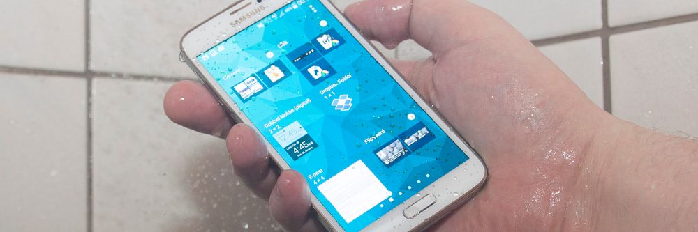 Du kan ta med Galaxy S5 i dusjen uten at det byr på problemer.