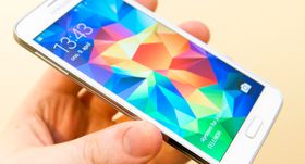 Originalen: Samsung har tatt over betydelige deler av mobilmarkedet med Galaxy-telefonene sine, men får støtt litt pepper for bruken av plast.