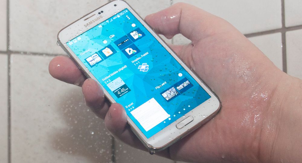 Du kan ta med Galaxy S5 i dusjen uten at det byr på problemer.
