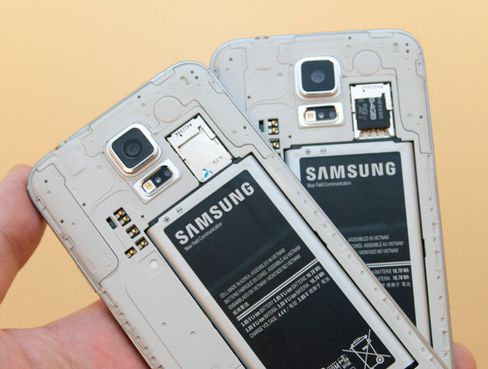 Under batteridekselet er det plass for Micro-SIM og minnekort.