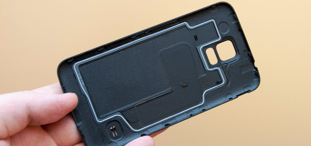 Pakningen på undersiden av bakdekselet avslører at Galaxy S5 er vanntett.