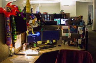 Gjennomsnittspulten hos Carbine Studios er gjerne overfylt av diverse skrot. (Bilde: Håvard Hofstad Ruud/Gamer.no).