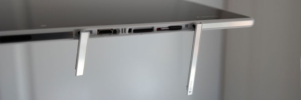 Lukene på Tablet Z2 holder skitt og vann ute. Bak lukene finner du plass for SIM-kort, minnekort og MicroUSB.