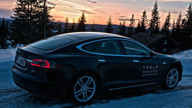 Elektromotoren hviner idet 2,1 tonn aluminium og batterier kastes avgårde