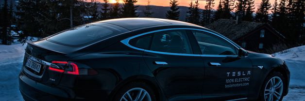 Elektromotoren hviner idet 2,1 tonn aluminium og batterier kastes avgårde