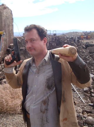 Chris Avellone er kreativ regissør i Obsidian Entertainment og har stått bak utviklingen av blant annet Fallout: New Vegas, Neverwinter Nights 2, og Planescape: Torment. Her avbildet på innspilling av den fanproduserte nettserien Fallout: Nuka Break. (Bilde: Facebook.com).