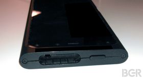 Det er ikke godt å se så mye til designen på bildene. Telefonen er nemlig pakket inn i kamuflasje.