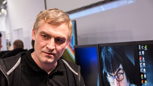 Hans-Egil Sandmo i Komplett er ikke vond å få til å fortelle om supermaskinen de har bygget.