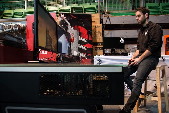 Haakon Jensen i Digital Impuls har bygd deres supermaskin, som han mener gir deg alt du trenger – en Xbox til spilling, og en spillmaskin som er kraftig nok til å jobbe med.