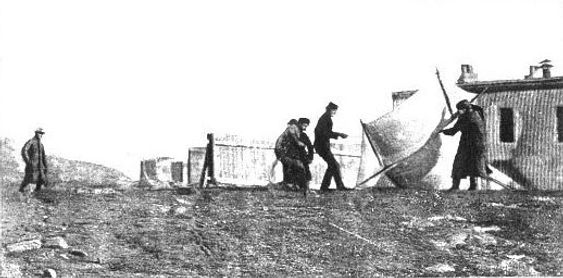 Marconi heiser en antenne i Newfounderland, Canada som ble brukt i den første transatlantiske, trådløse sendingen.