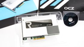 Splitter nye OCZ RevoDrive 350 SSD er blank og fin, og nytt av året er at enheten er omsluttet av en svær varmespreder. Den lille mini-CD-en med drivere hadde vi ikke bruk for.