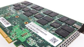 OCZ RevoDrive 350 SSD har en lekker og skinnende overside, så at enden som vil peke opp i kabinettet ser så 2001 ut er en liten nedtur.