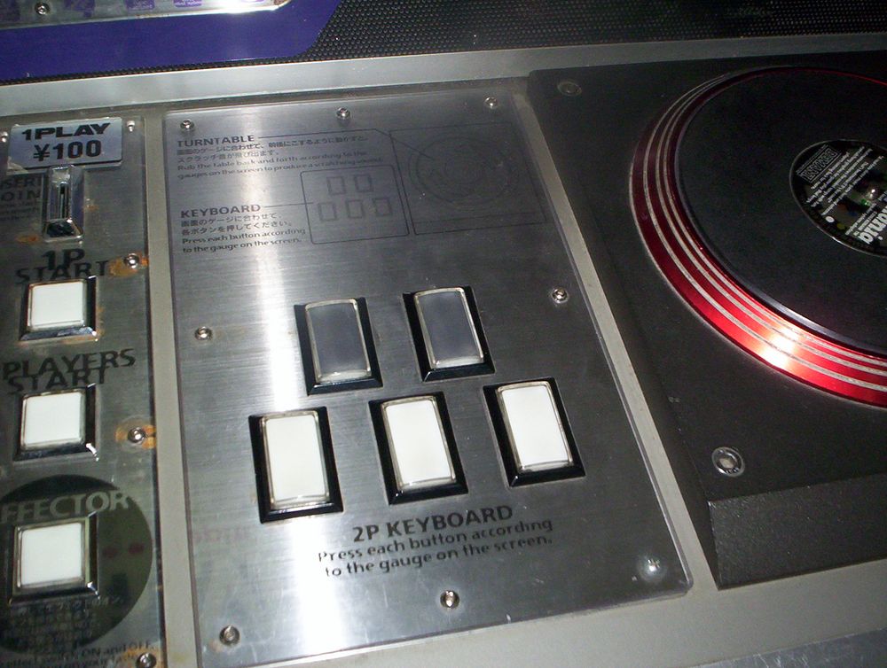 Beatmania-kontrolleren slik den så ut på spilleautomaten. En egen plastvariant ble laget for Playstation.