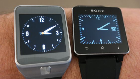 Sony SmartWatch 2 (til høyre) er ett av alternativene til Gear 2.