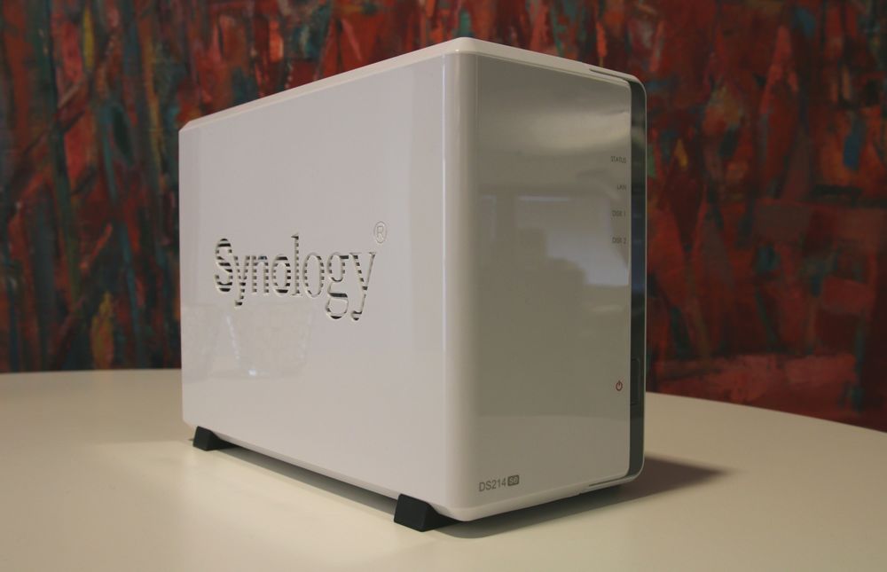 En liten, sekundær NAS kan brukes til backup, men det finnes også enklere løsninger. Her er DiskStation DS214se fra Synology.