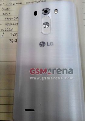 LG har fortsatt plassert tastene på baksiden av telefonen. Det er ingen fysiske taster, eller snarveier, andre steder på telefonen.