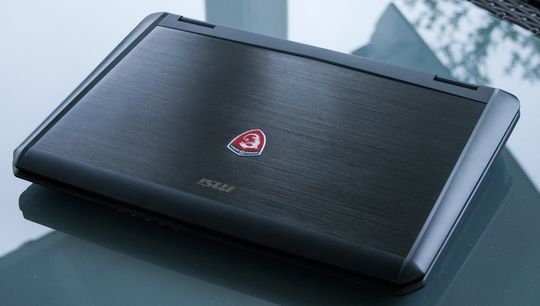 Topplokket har en stor og aluminiumsplate med en den elegante røde MSI-logoen i midten. Denne lyser også i mørket.