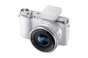 NX3000 leveres med en ekstern blits.