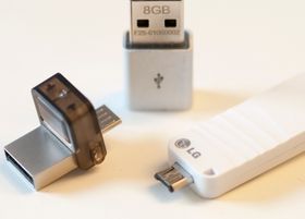 Det fins haugevis av kompakte minnepinner på markedet. LGs variant lar deg velge riktig plugg med en skyvebryter.