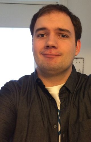 Thomas Geirhovd driver en egen opplysningsside for dvorak i Norge og har selv laget tegnsett for både Windows, Linux og OSX.