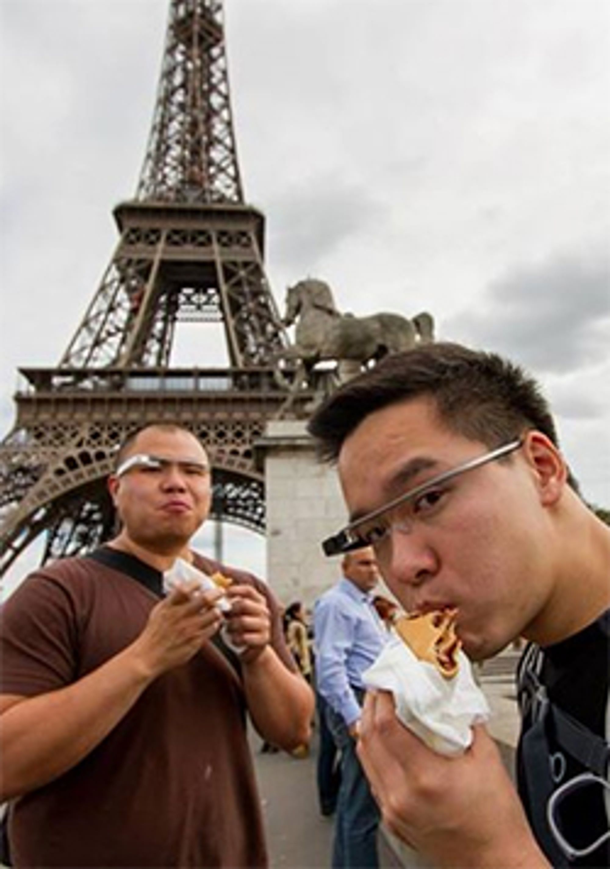 Wong til høyre, avbildet med Google Glass.