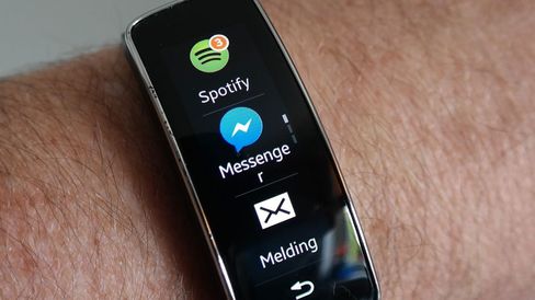 Gear Fit kan settes til å varsle om det meste. Du velger hvilke apper den skal hente meldinger fra via Gear Manager på mobilen.