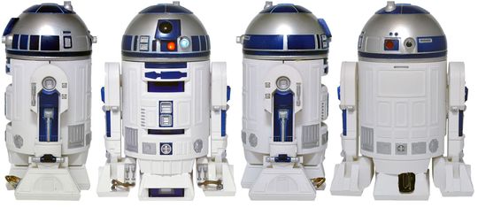 R2-D2-projektoren sett fra fire forskjellige sider.