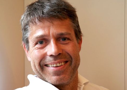 Hans Jørgen Siljan i ZTE er sørgelig klar over at selskapet får lite drahjelp fra mobiloperatørene. Derfor må ZTE selge sine mobiltelfoner billig for å skape etterspørsel.