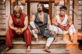Ken, Ryu og trenaren deira Gouken i ei scene frå Street Fighter: Assassin's Fist.