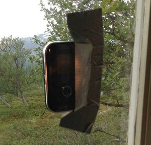 Å feste mobilen i vinduet med gaffatape er én mulig måte å få bedre dekning på.