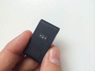 Pulsmåleren på Withings Pulse O2 befinner seg på baksiden.