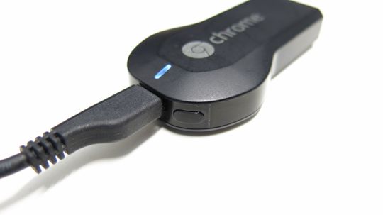 Den lille knappen ved siden av USB-porten kan brukes til å tilbakestille enheten. .