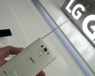 Den koreanske versjonen er utstyrt med TV-mottaker og en liten antenne. Den kommer neppe til Norge.