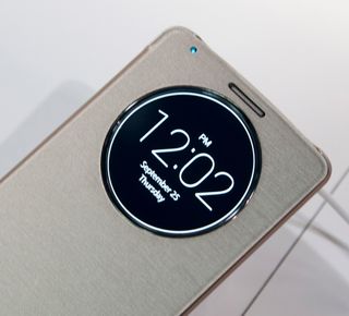 Lansere en ny toppmodell uten et deksel til? Det går ikke. LGs nye smartdeksel har et rundt øye som kan vise informasjon når telefonen er låst.