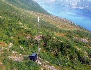 Til tross for mange basestasjoner, er det mange steder i Norge hvor mange sliter med dårlig dekning. Bildet er av en Telenor-basestasjon ved Hellemofjorden i Nordland.