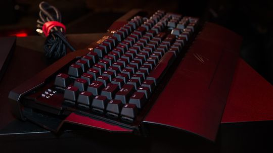 Asus ROG GK2000 har rød bakgrunnbelysning, og mekaniske Cherry MX Red-brytere.