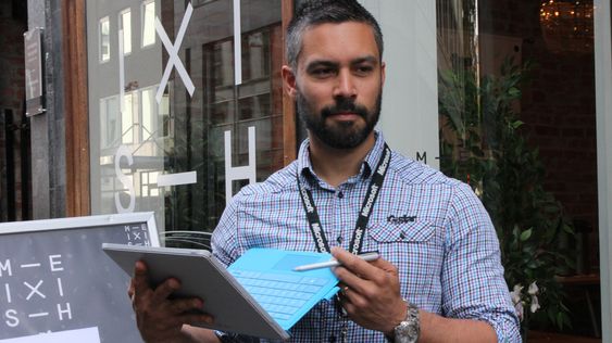 Remi Hariz fra Microsofts Surface-team lot de fremmøtte journalistene få prøvekjøre Surface Pro 3.
