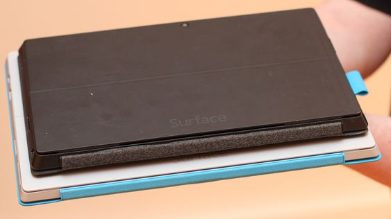 Her er den 8 måneder gamle Surface Pro 2 plassert på toppen av den nye Surface Pro 3.
