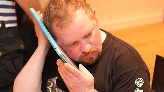«My precious ...» Nei, da. Hardware.nos Vegar Jansen sjekker bare om Surface Pro 3 blir varm. .