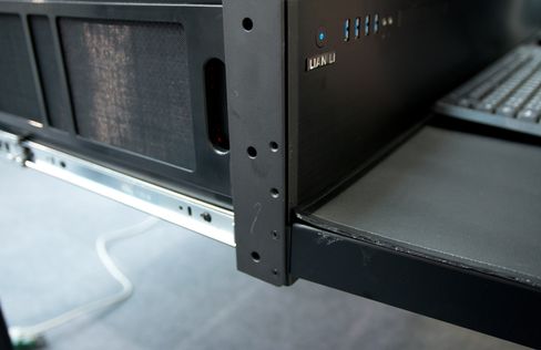 Tastaturplaten er justerbar i høyden.