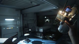 Improviserte bomber, nødbluss og andre godsaker kan lages av skrap du finner i omgivelsene. (Skjermbilde: Creative Assembly).
