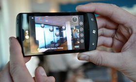 LG ble med på Windows Phone-laget på nytt igjen tidligere i år. Her er LG Optimus 7, en av de første Windows Phone-mobilene på markedet.